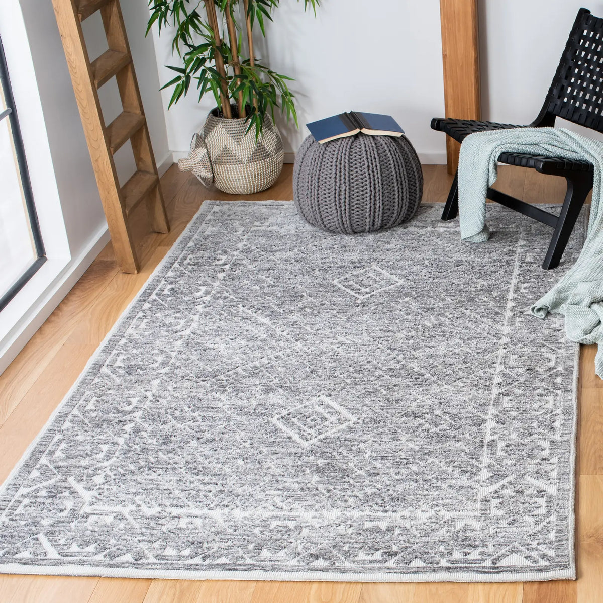 Safavieh Roslyn 4'-0" x 6'-0" Rug in Grey / Beige