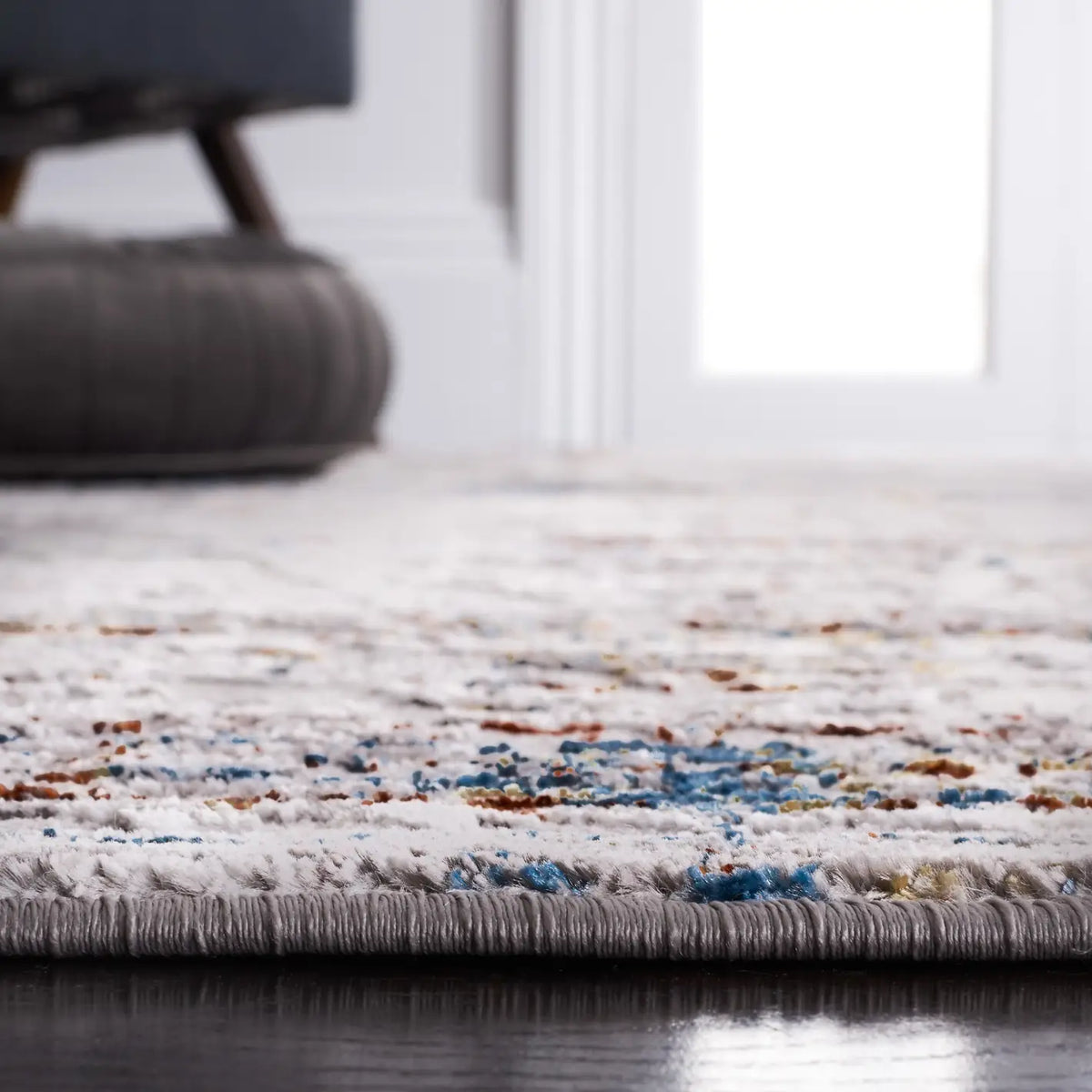 Safavieh Amelia 4'-5" x 6'-5" Rug in Grey / Blue Gold