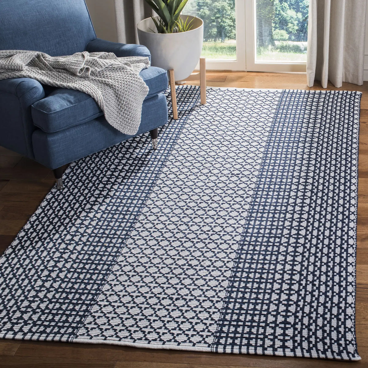 Safavieh Montauk 5'-0" x 8'-0" Rug in Navy / Ivory