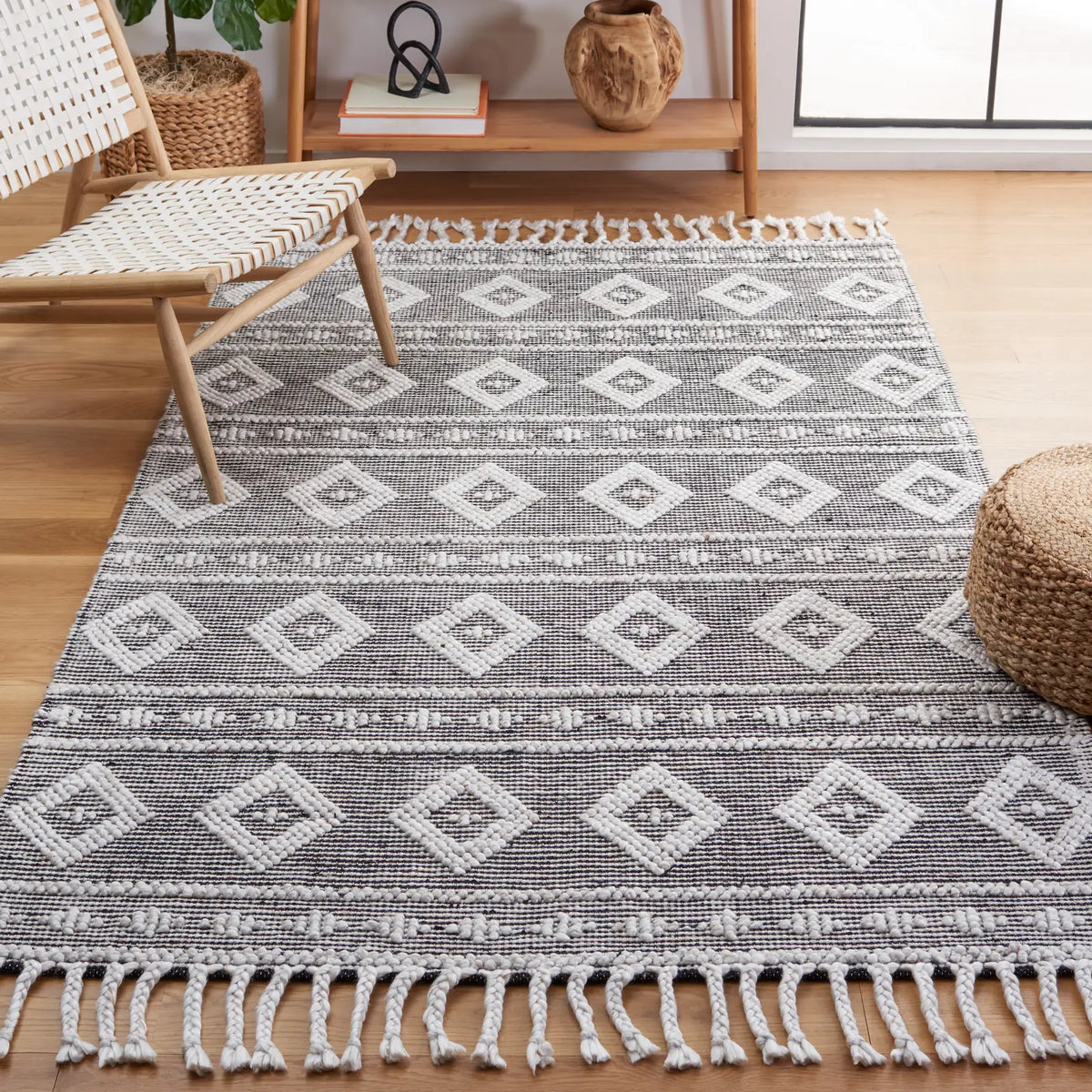 Safavieh Natura 5'-0" x 8'-0" Rug in Silver