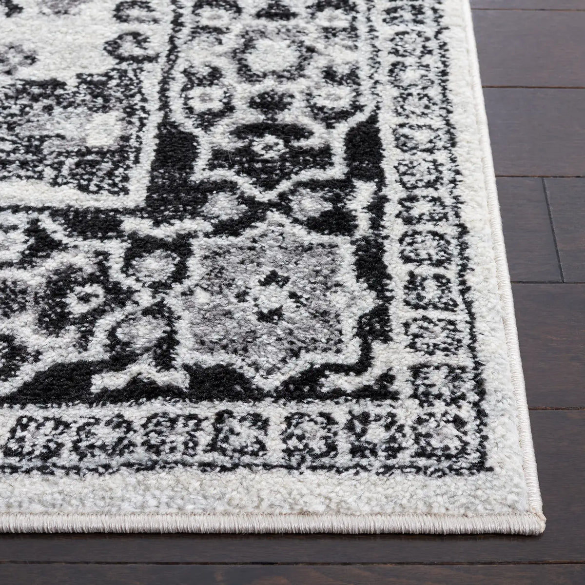 Safavieh Tulum 4'-0" x 6'-0" Rug in Ivory / Black