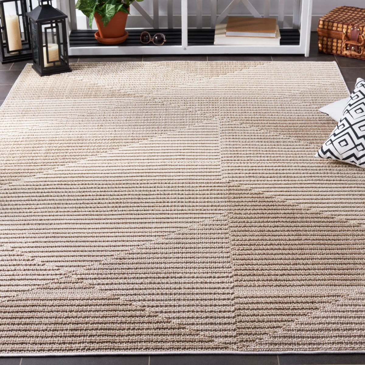 Safavieh Global 4'-0" x 6'-0" Rug in Beige / Ivory