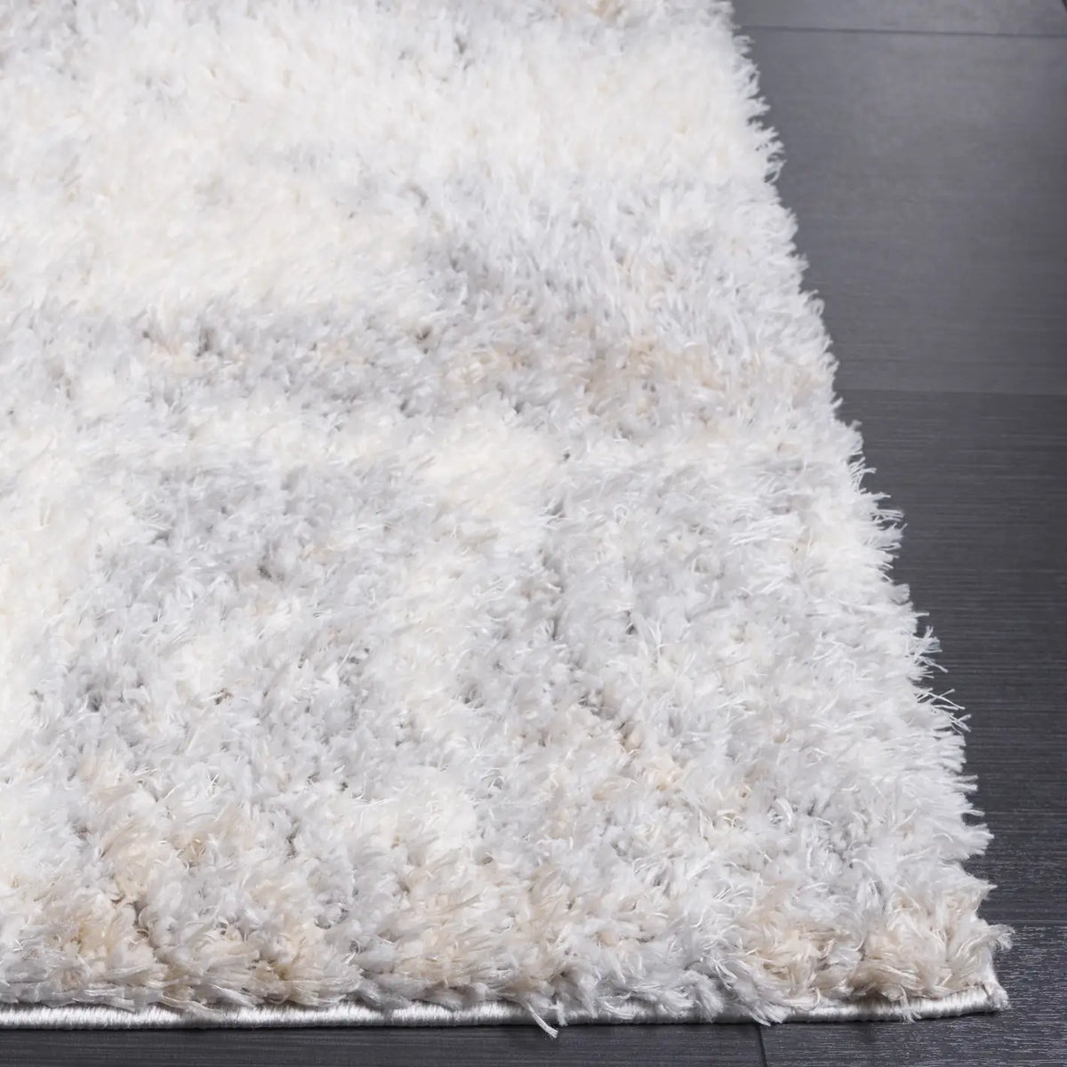 Safavieh Lindsay Shag 4'-0" x 6'-0" Rug in Grey / Ivory Beige