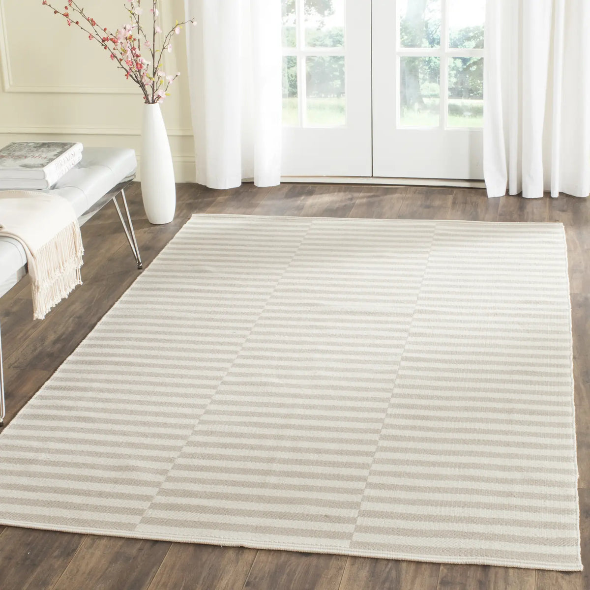 Safavieh Montauk 5'-0" x 7'-0" Rug in Ivory / Light Grey
