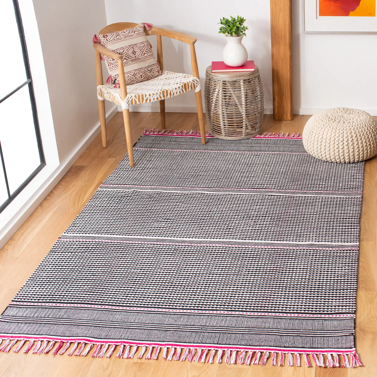 Safavieh Montauk 5'-0" x 8'-0" Rug in Pink / Multi