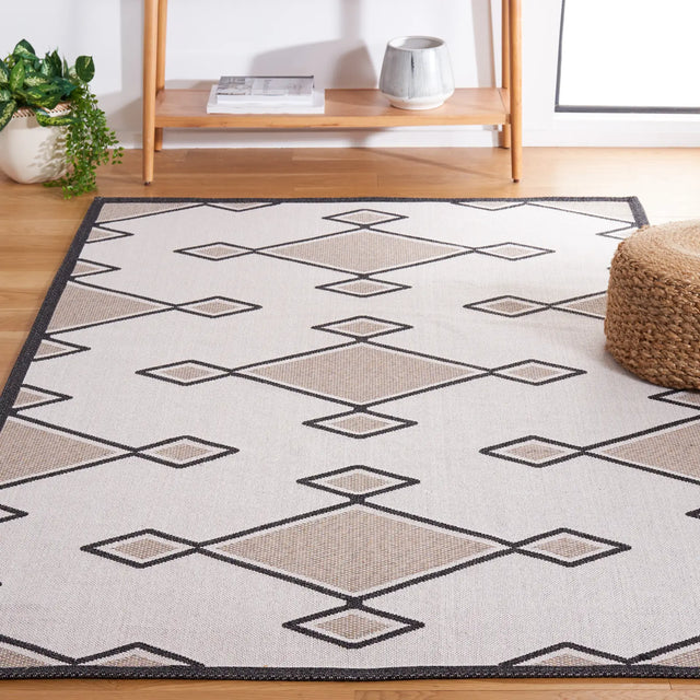 Safavieh Augustine 4'-0" x 6'-0" Rug in Beige / Black