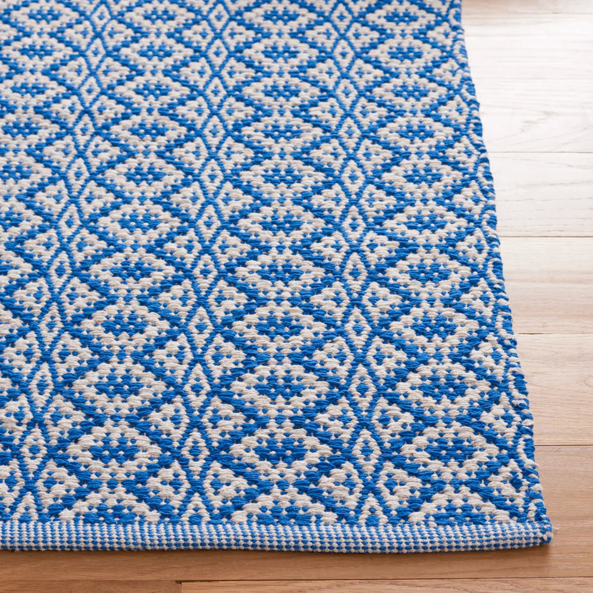 Safavieh Montauk 5'-0" x 7'-0" Rug in Ivory / Blue