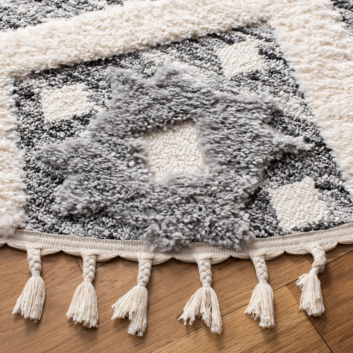 Safavieh Moroccan Tassel Shag 5'-3" x 5'-3" Rug in Grey / Ivory