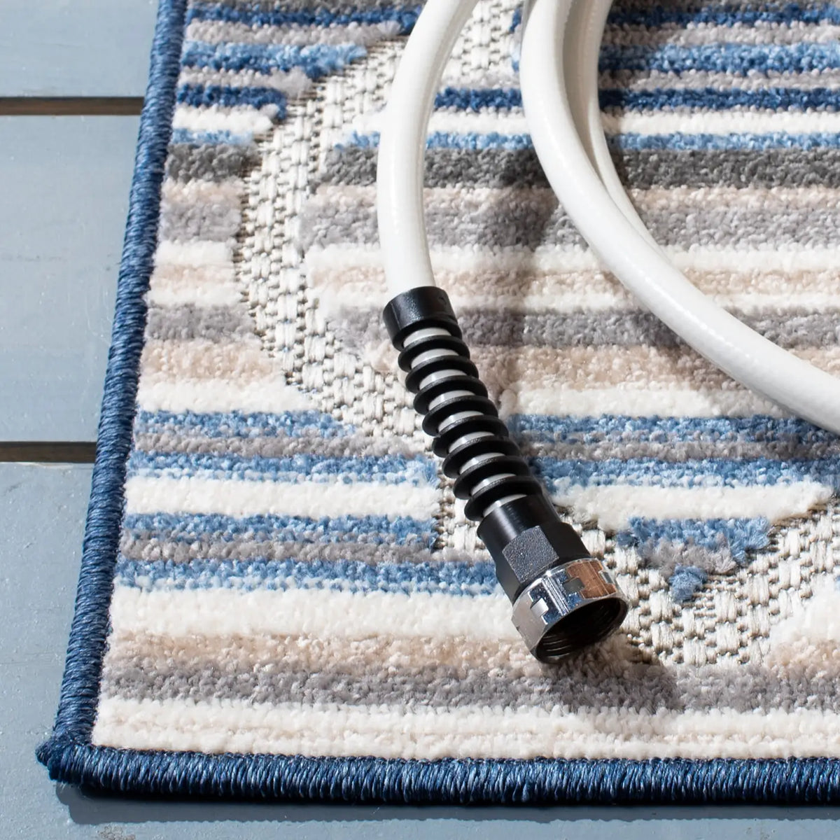 Safavieh Cabana 4'-5" x 6'-5" Rug in Blue / Grey