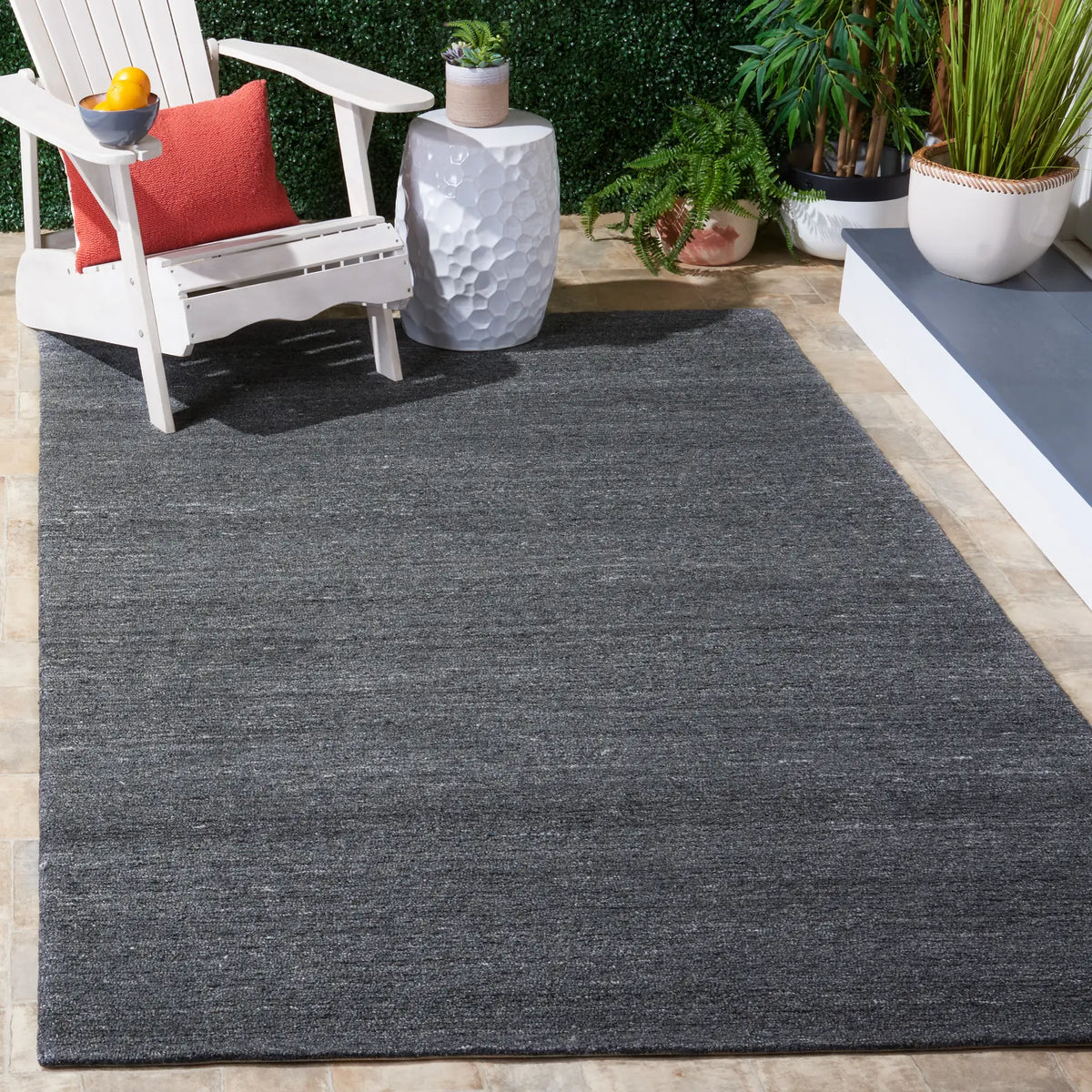 Safavieh Outdoor Micro-Loop 4'-0" x 6'-0" Rug in Dark Grey