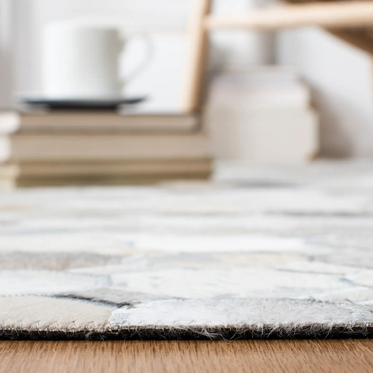Safavieh Studio Leather 4'-0" x 6'-0" Rug in Ivory / Grey