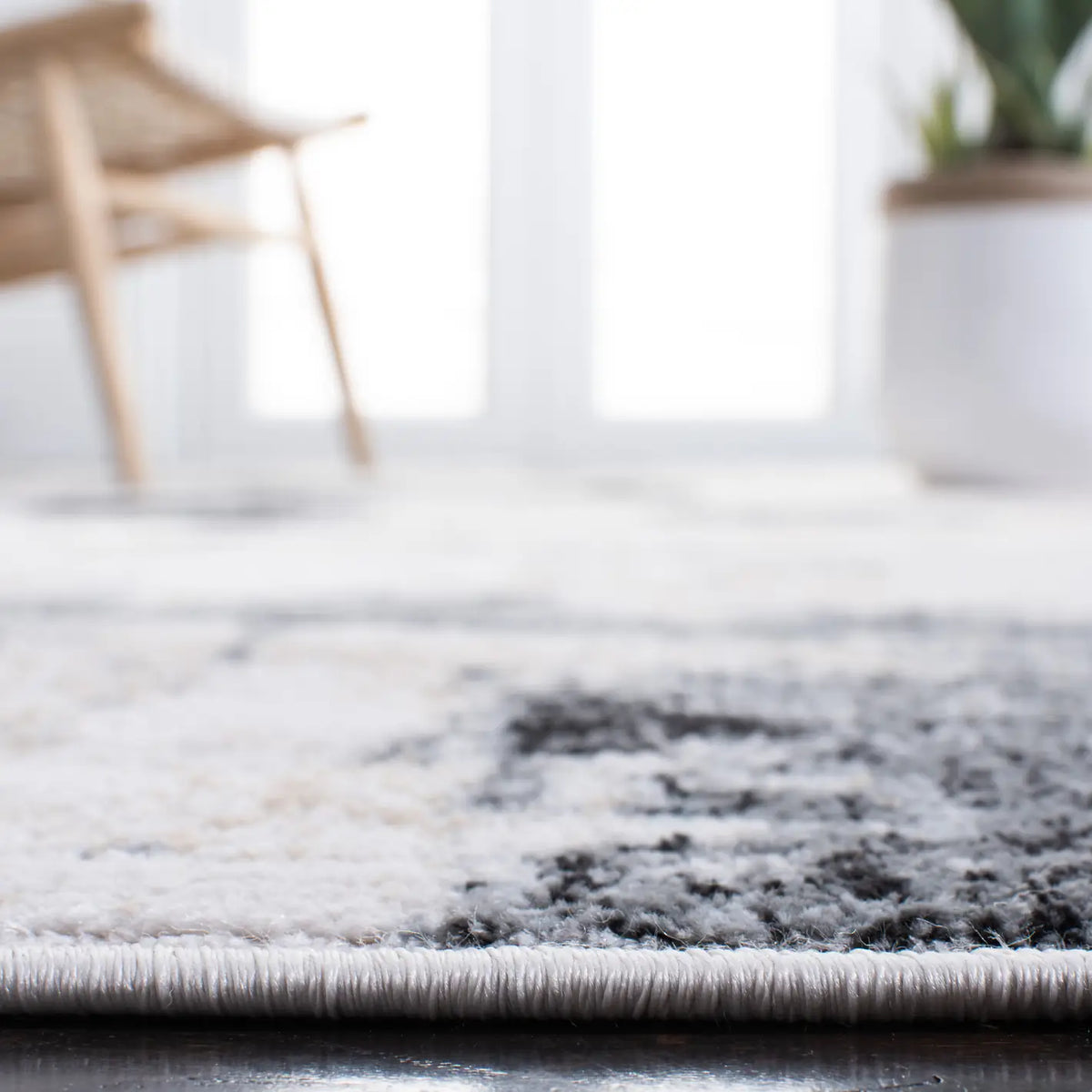 Safavieh Lagoon 4'-5" x 6'-5" Rug in Ivory / Charcoal