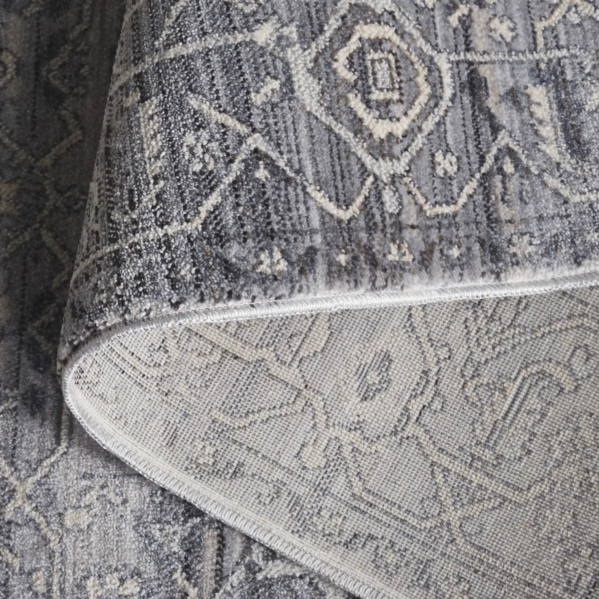 Safavieh Vintage Persian 4'-0" x 6'-0" Rug in Grey / Charcoal