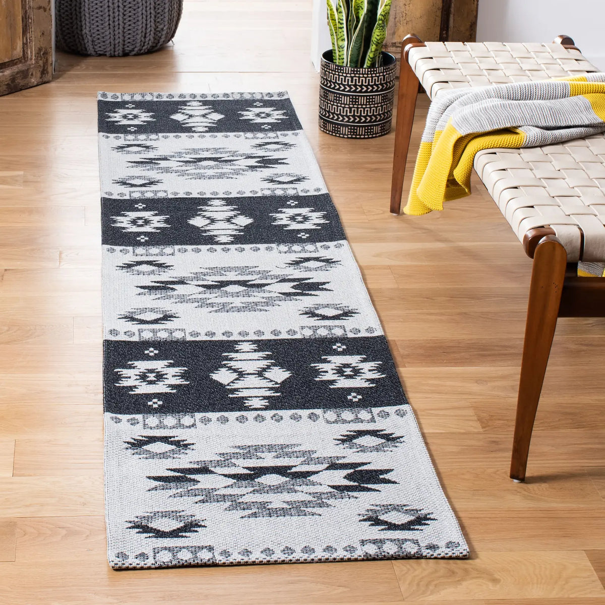 Safavieh Augustine 2'-0" x 8'-0" Rug in Black / Light Grey