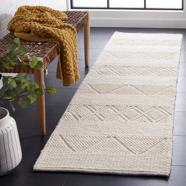 Safavieh Natura 2'-3" x 8'-0" Rug in Ivory
