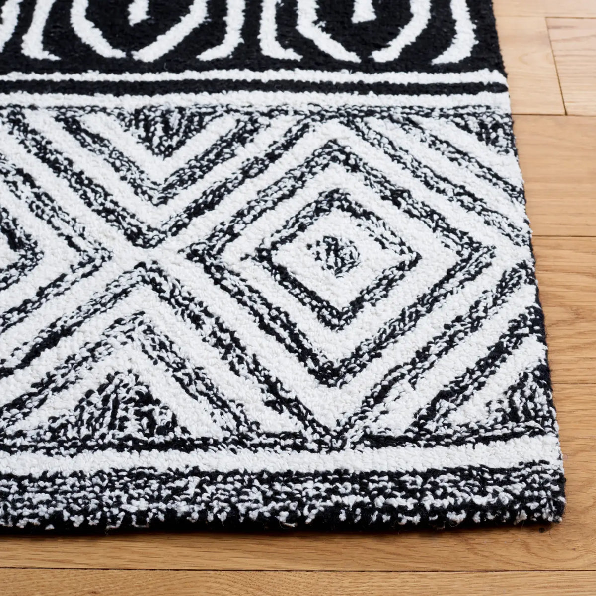 Safavieh Capri 4'-0" x 6'-0" Rug in Ivory / Black