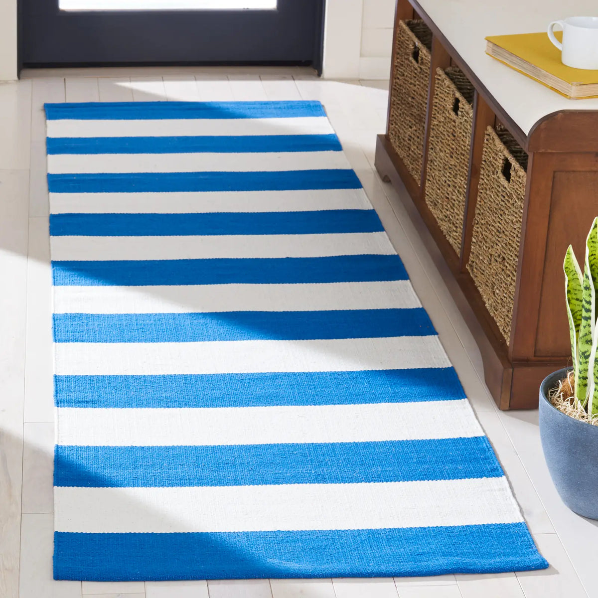 Safavieh Montauk 2'-3" x 10'-0" Rug in Blue / Ivory
