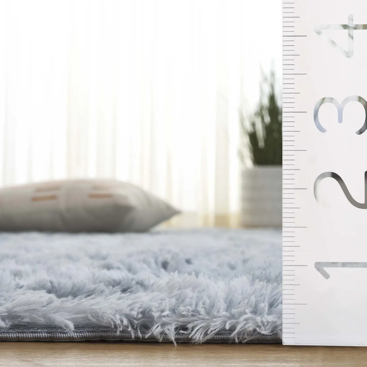 Safavieh Rainbow Shag 4'-0" x 6'-0" Rug in Light Grey