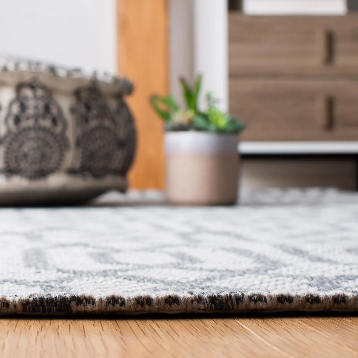 Safavieh Augustine 5'-0" x 7'-7" Rug in Anthracite / Light Grey
