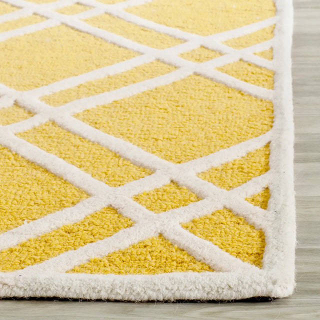 Safavieh Cambridge 2'-6" x 6'-0" Rug in Gold / Ivory