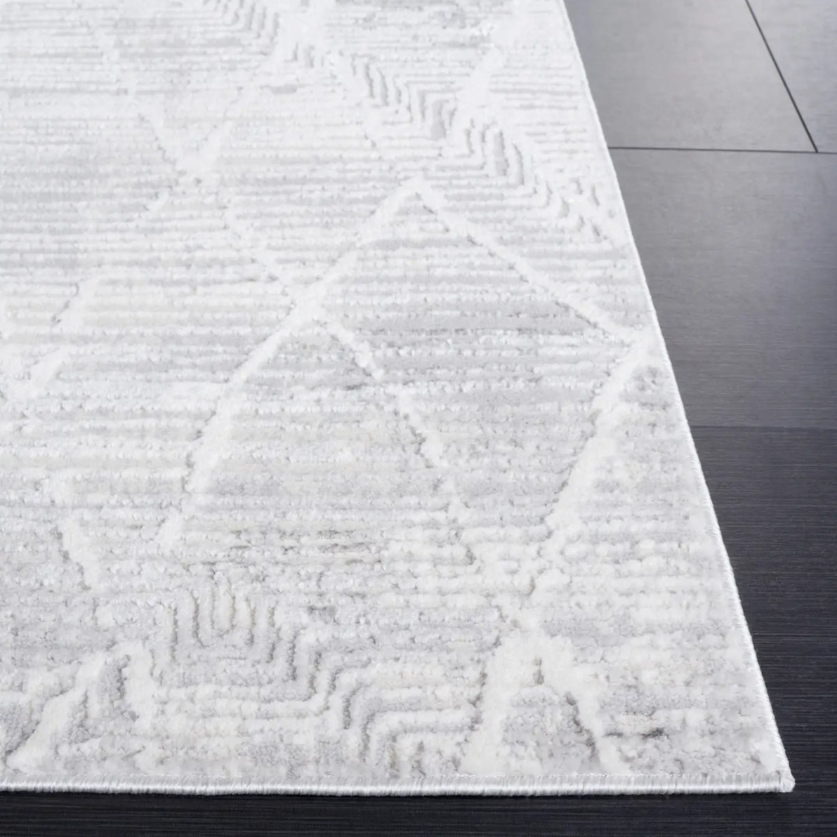 Safavieh Hanna 4'-0" x 6'-0" Rug in Ivory / Light Grey