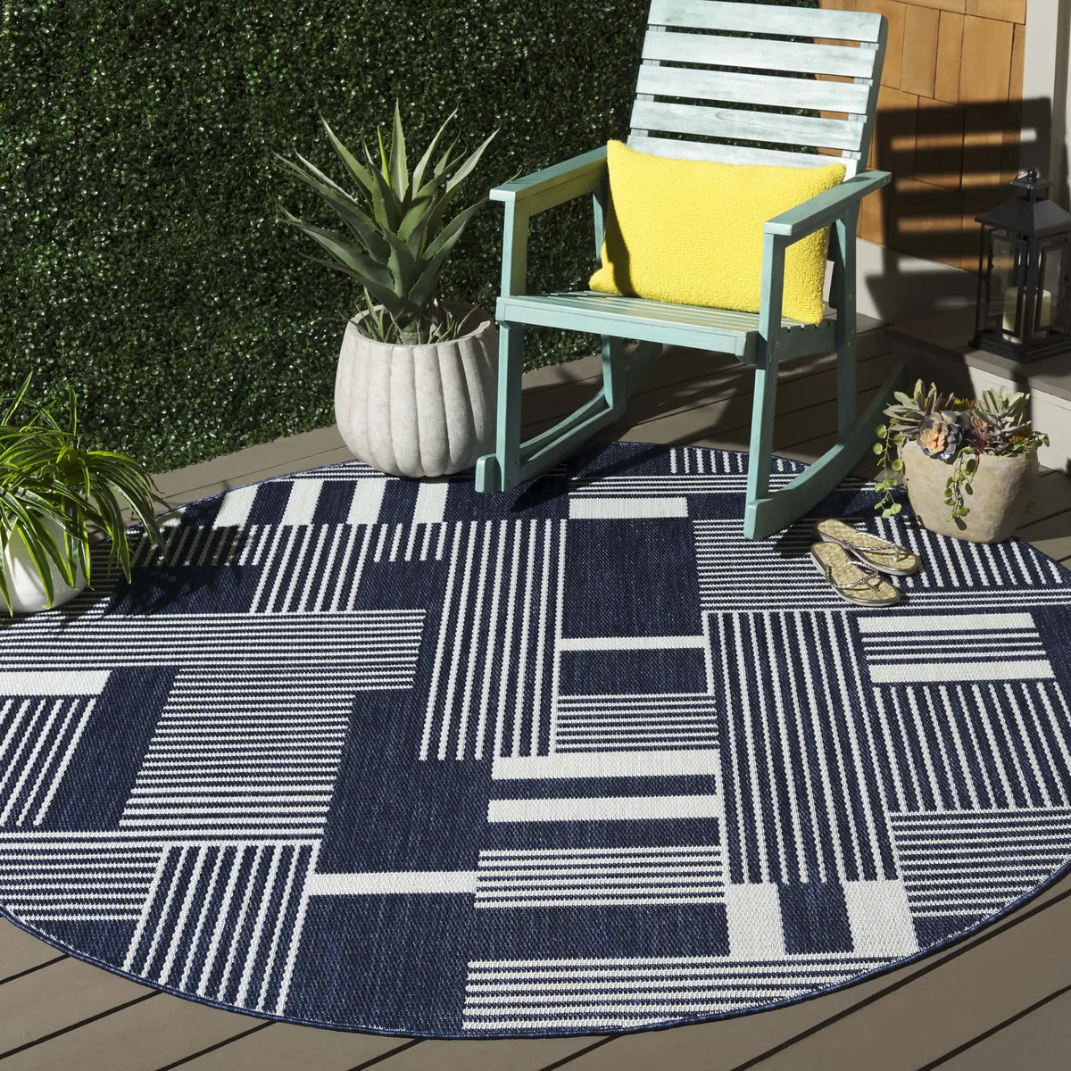 Safavieh Beach House 6'-7" x 6'-7" Rug in Navy / Ivory