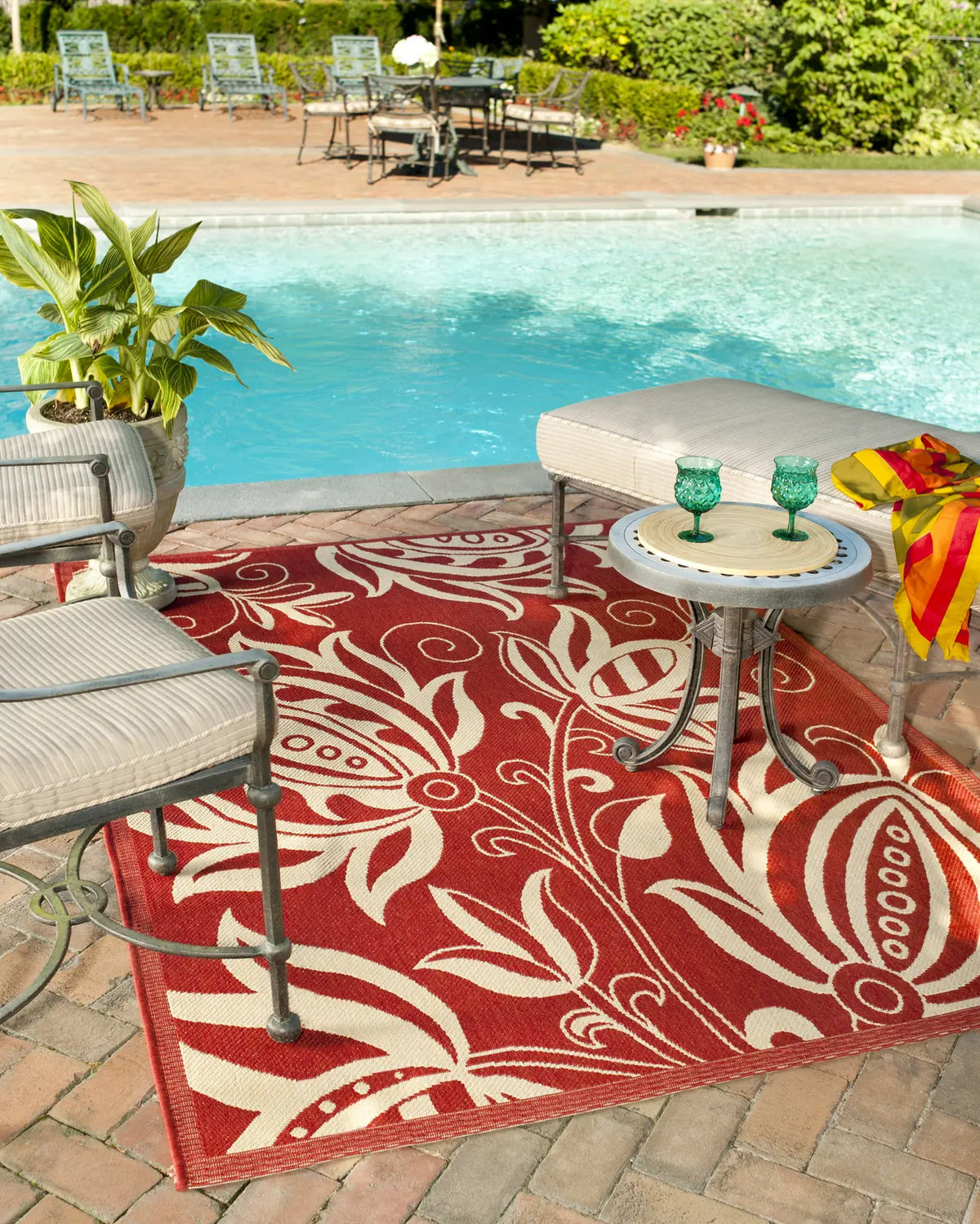 Safavieh Courtyard 5'-3" x 7'-7" Rug in Red / Natural