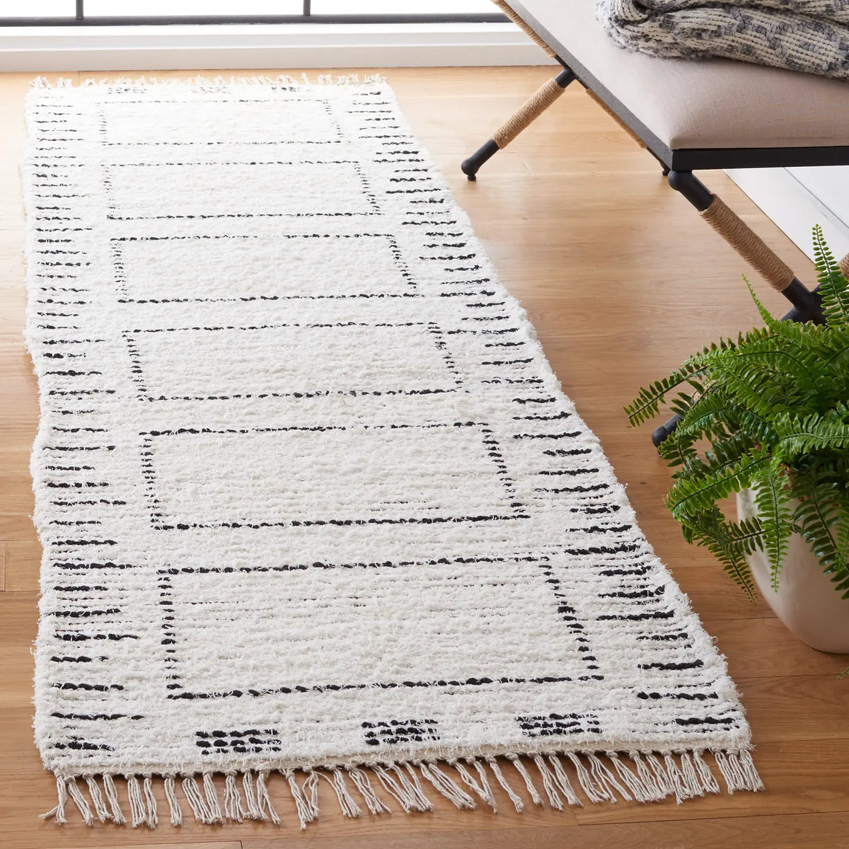 Safavieh Casablanca 2'-3" x 8'-0" Rug in Ivory / Black