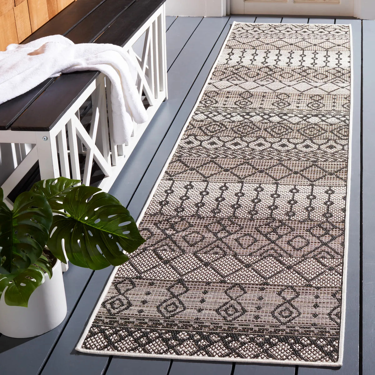 Safavieh Havana 2'-2" x 9'-0" Rug in Light Brown / Black