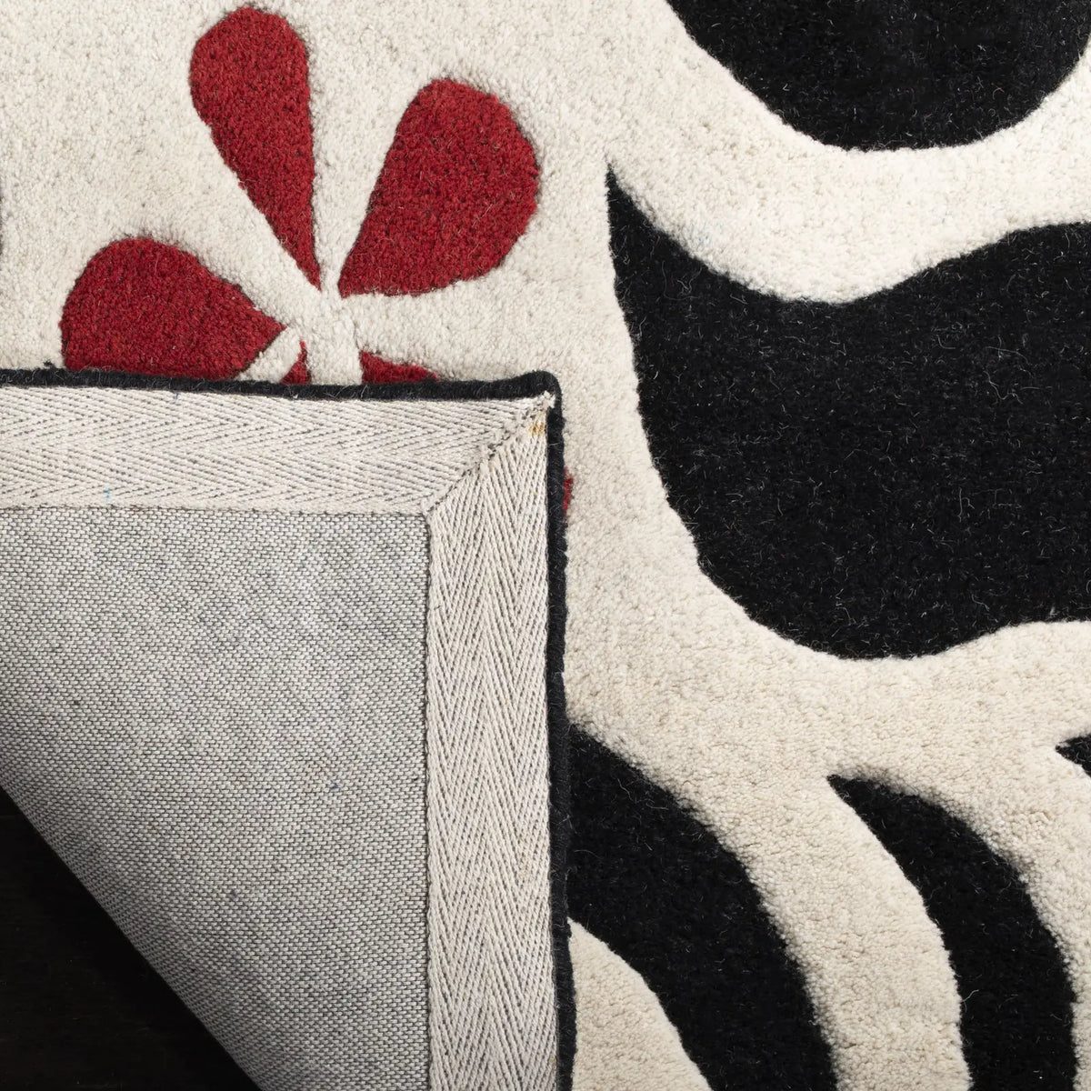 Safavieh Soho 5'-0" x 8'-0" Rug in Ivory / Black
