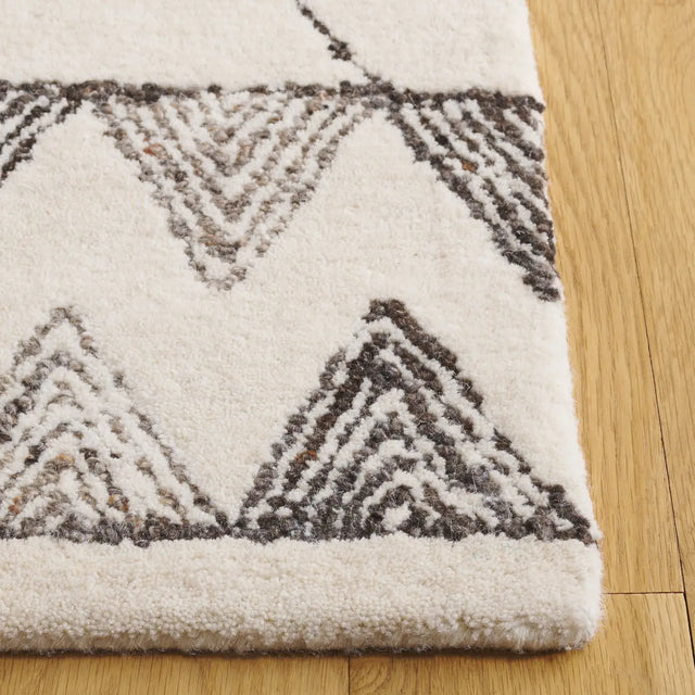 Safavieh Kenya 4'-0" x 6'-0" Rug in Ivory / Black