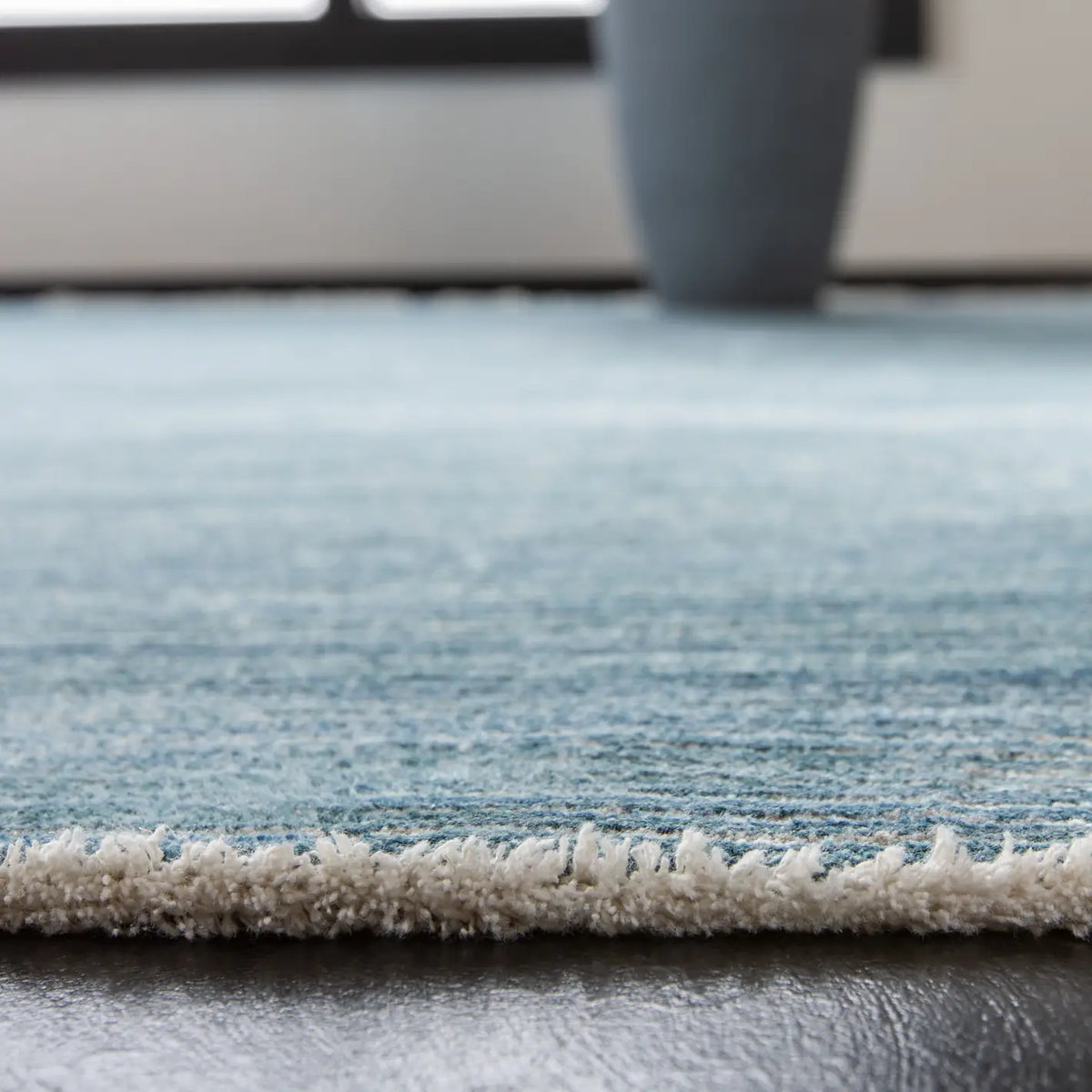Safavieh Dream 500 4'-0" x 6'-0" Rug in Blue / Grey