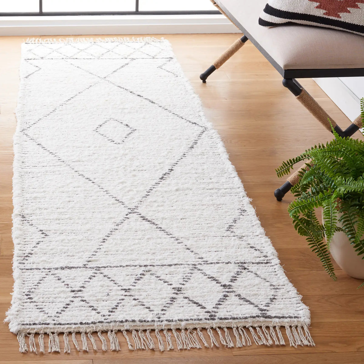 Safavieh Casablanca 2'-3" x 8'-0" Rug in Ivory / Grey