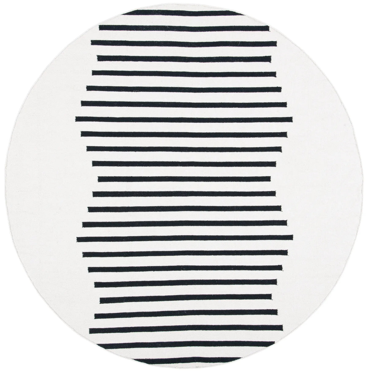 Safavieh Montauk 6'-0" x 6'-0" Rug in Ivory / Black