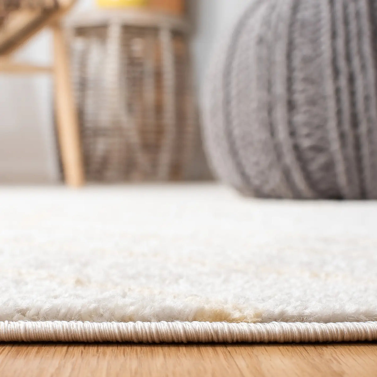 Safavieh Adirondack 4'-0" x 6'-0" Rug in Ivory / Gold