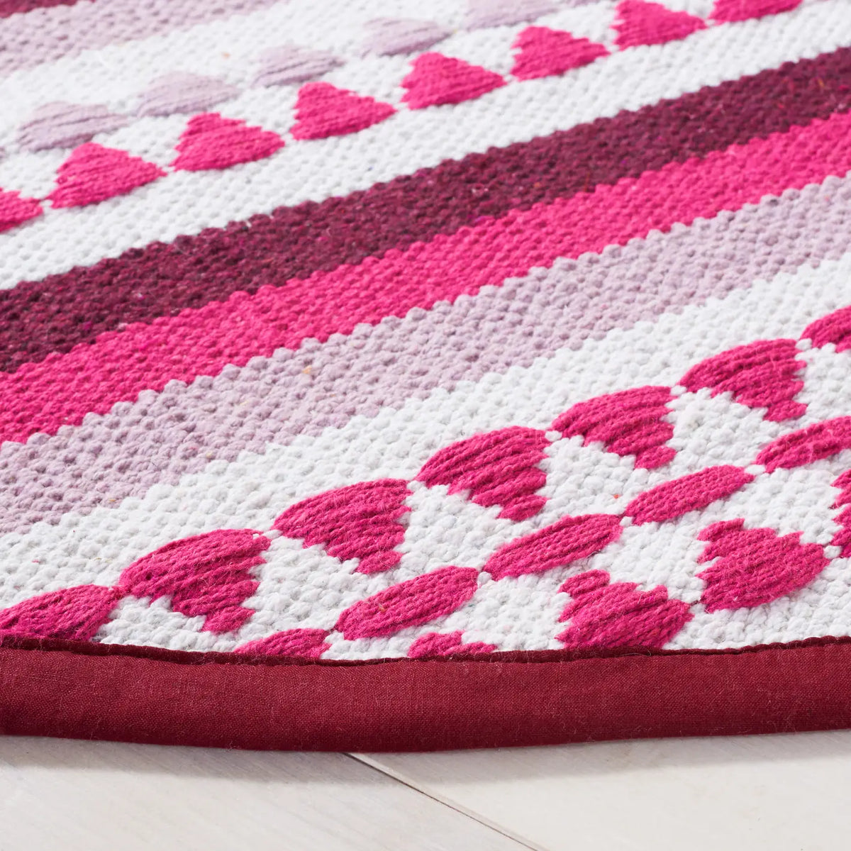 Safavieh Montauk 6'-0" x 6'-0" Rug in Pink / Ivory