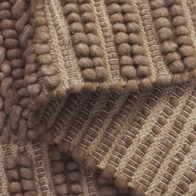 Safavieh Natura 4'-0" x 6'-0" Rug in Brown