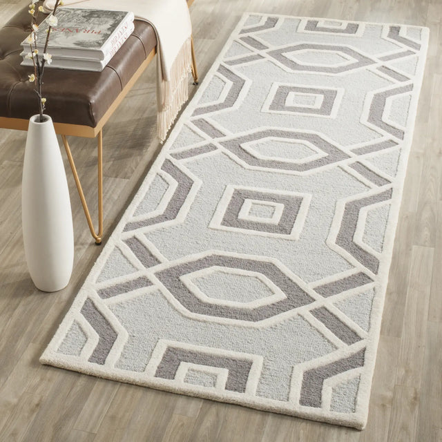 Safavieh Cambridge 2'-6" x 8'-0" Rug in Grey / Ivory