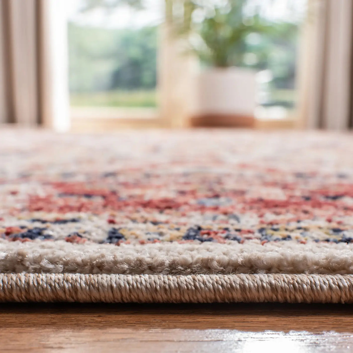 Safavieh Charleston 4'-0" x 6'-0" Rug in Ivory / Red