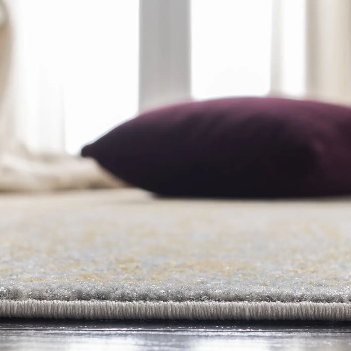 Safavieh Evoke 4'-0" x 6'-0" Rug in Ivory / Gold