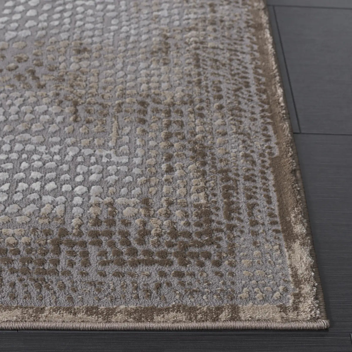 Safavieh Meadow 4'-0" x 6'-0" Rug in Brown / Ivory