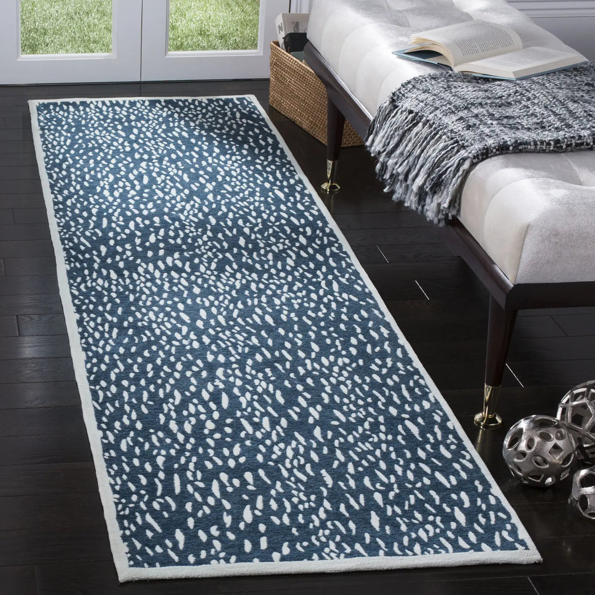 Safavieh Marbella 2'-3" x 6'-0" Rug in Blue / Ivory