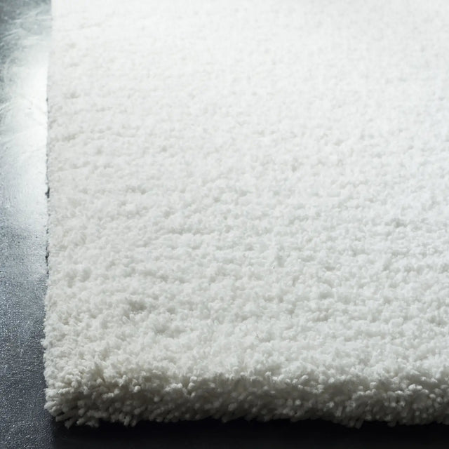 Safavieh Ultimate Shag 4'-0" x 6'-0" Rug in Ivory