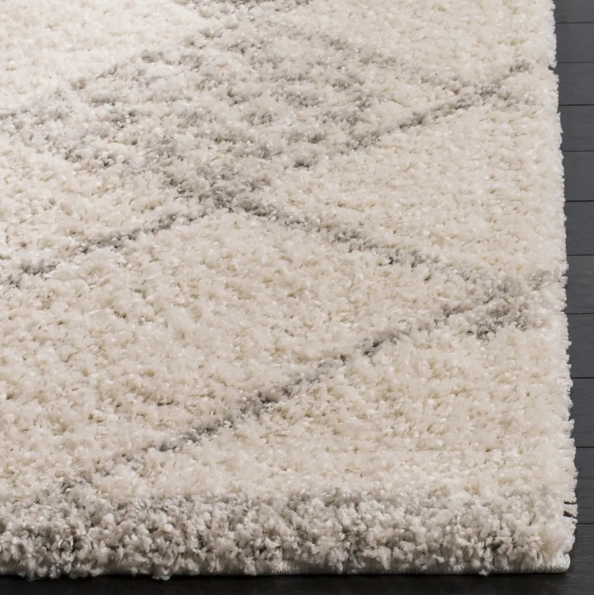 Safavieh Arizona Shag 5'-1" x 7'-6" Rug in Ivory / Grey