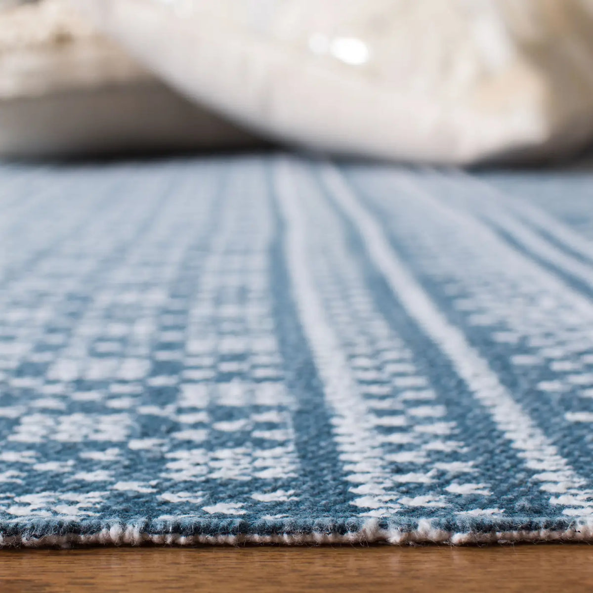 Safavieh Cedar Brook 5'-0" x 8'-0" Rug in Blue / Ivory