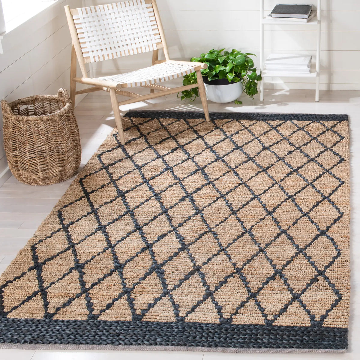 Safavieh Natural Fiber 4'-0" x 6'-0" Rug in Natural / Black