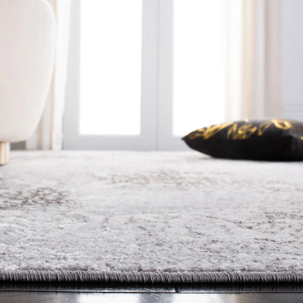 Safavieh Orchard 4'-5" x 6'-5" Rug in Grey / Light Grey