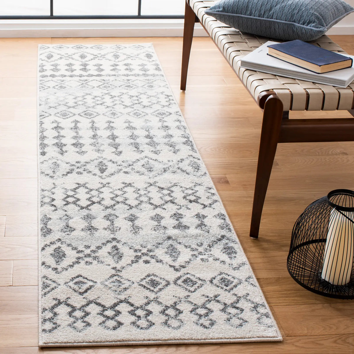 Safavieh Mercer 2'-0" x 8'-0" Rug in Ivory / Grey