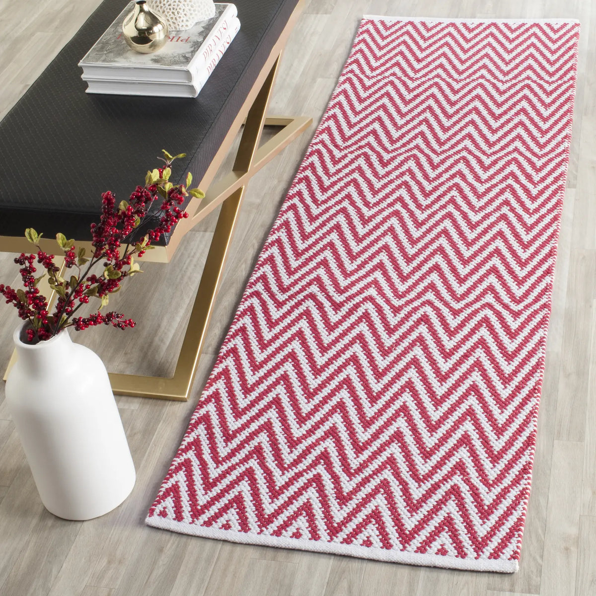 Safavieh Montauk 2'-3" x 7'-0" Rug in Red / Ivory