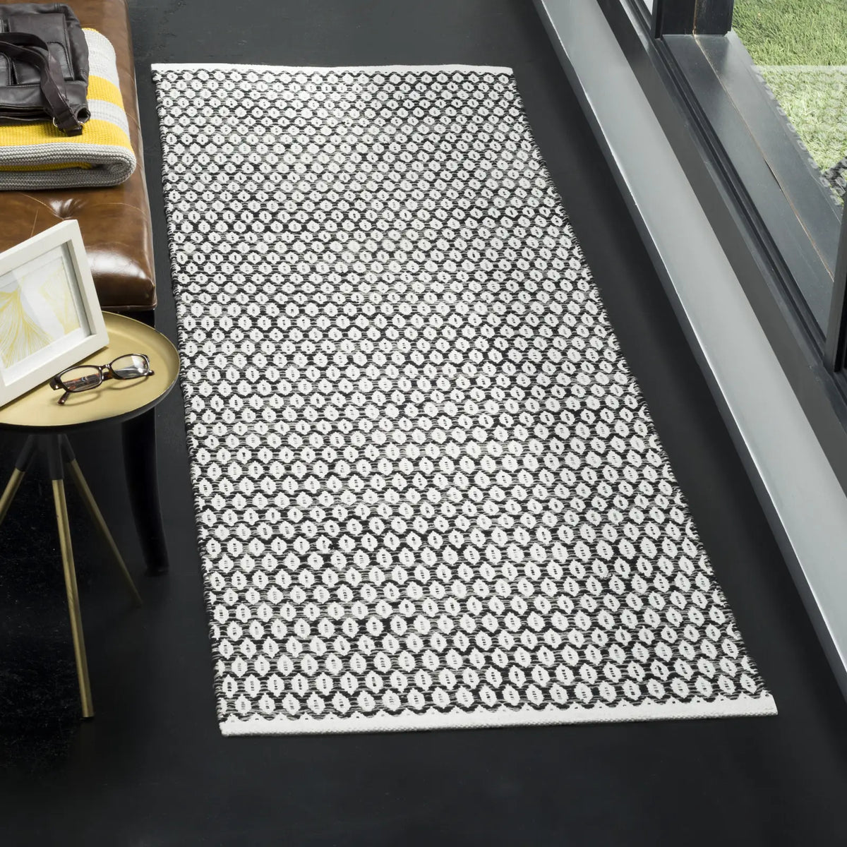 Safavieh Montauk 2'-3" x 11'-0" Rug in Black / Ivory